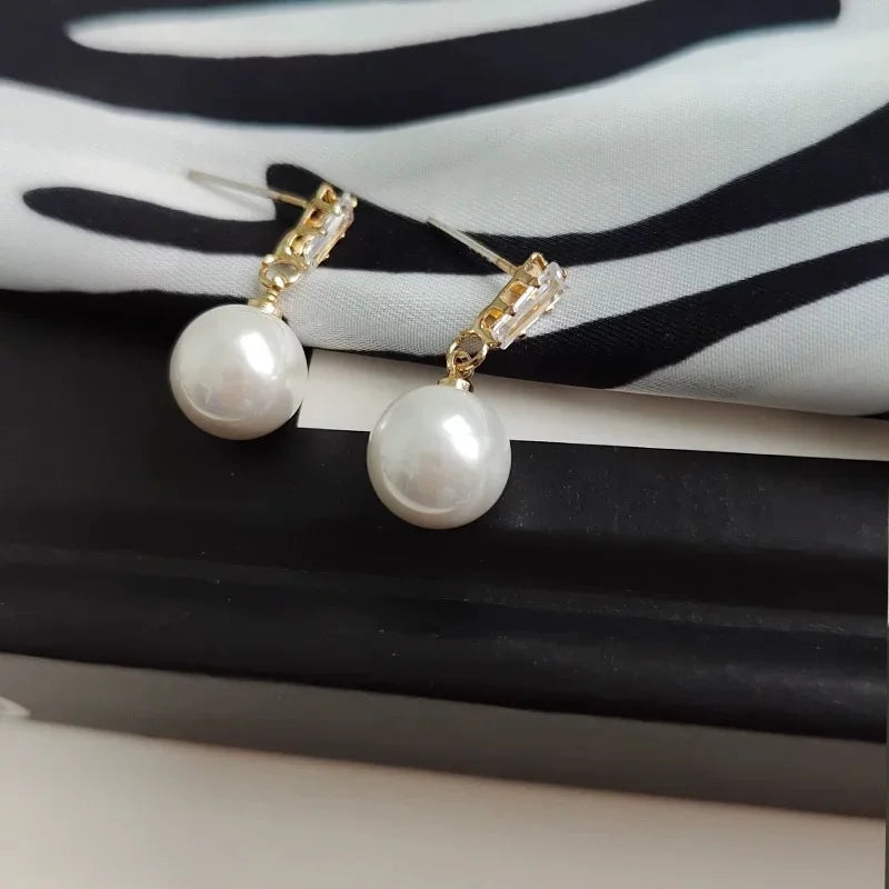 French Retro Pearl Earrings Women's Niche Light Luxury Design High-end Elegant Versatile Fashion Exquisite Earrings
